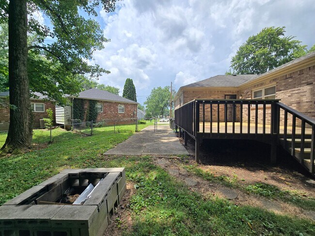 Building Photo - Brick Ranch in the heart of Jeffersontown! Featuring hardwood styled floors, 3 Bedrooms, 1.5 Bath...