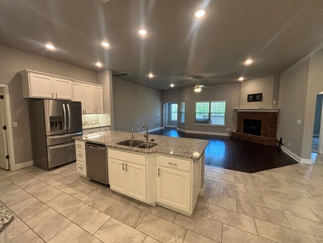 Building Photo - 4 Bedroom 3 Full bath Dream home located i...