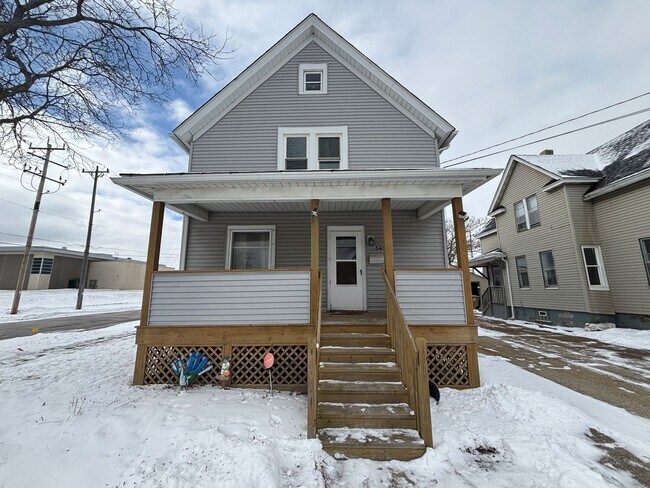 Building Photo - Clean Upper Unit! Move Right In!