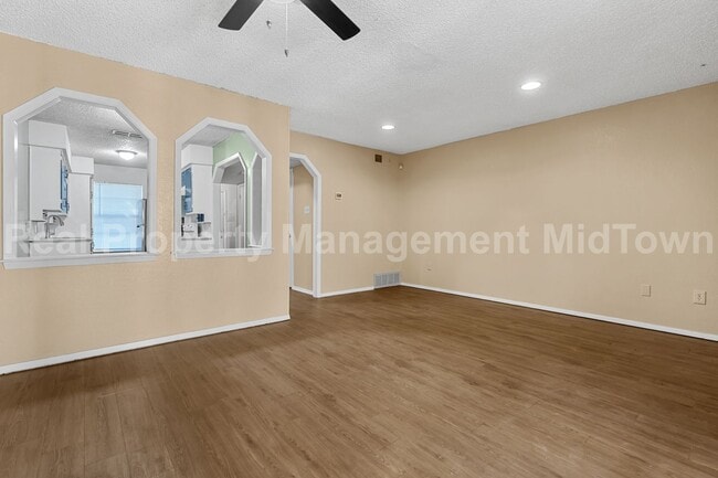 Building Photo - Spacious 2-Bedroom Duplex in South Fort Wo...