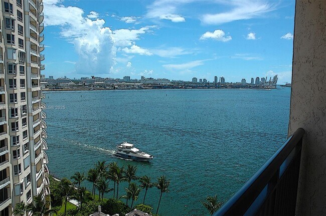 Building Photo - 540 Brickell Key Dr