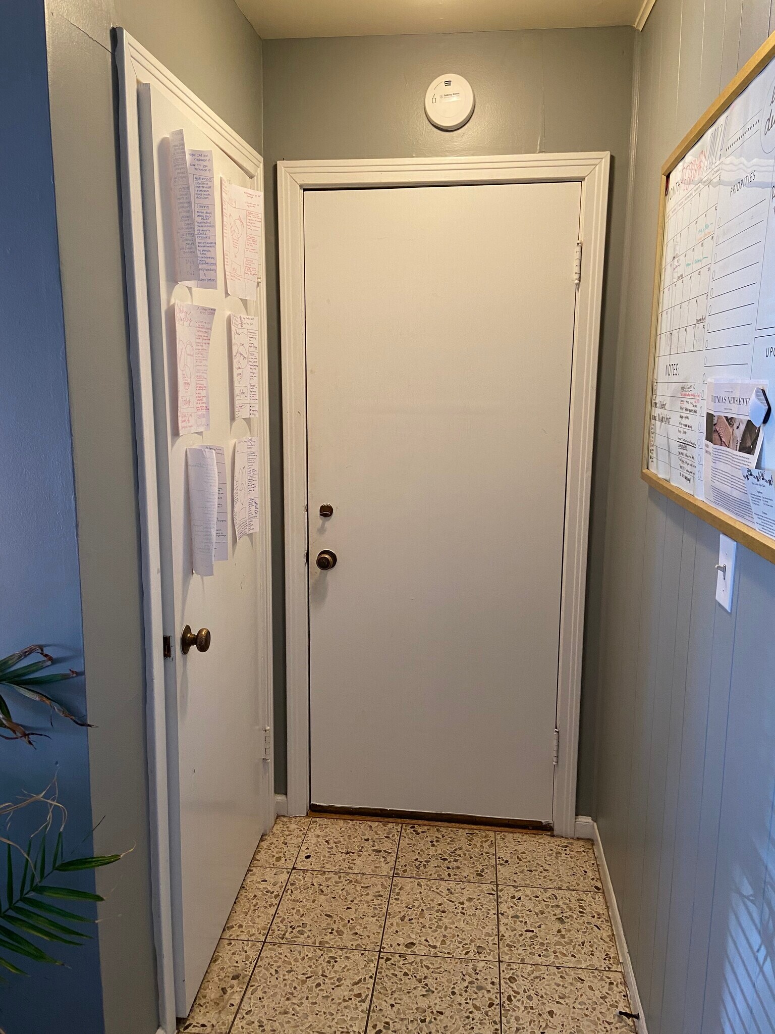 garage entry - 1816 W Arrowhead Plz