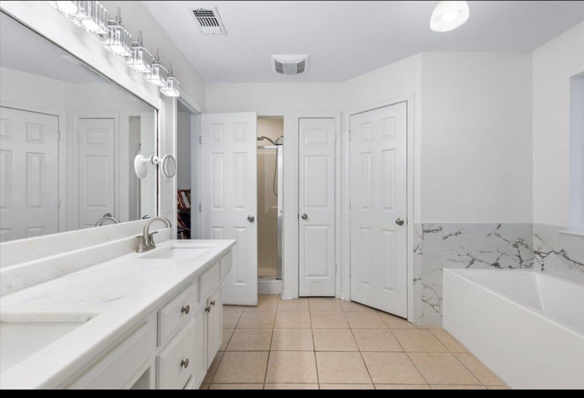 Building Photo - 1132 Kensington Ct