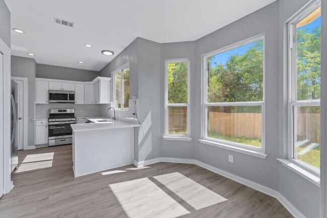 Building Photo - 700 Creekmont Dr