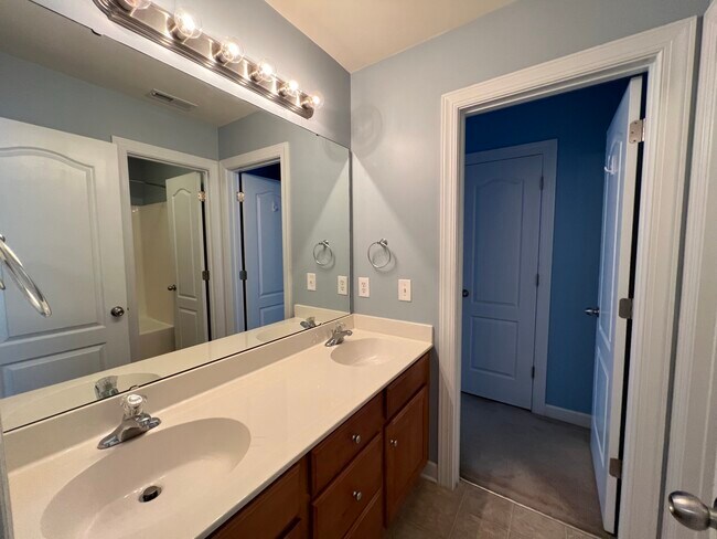Building Photo - 9720 Royal Colony Dr