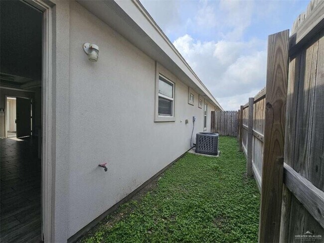 Building Photo - 9 Summerland Ln
