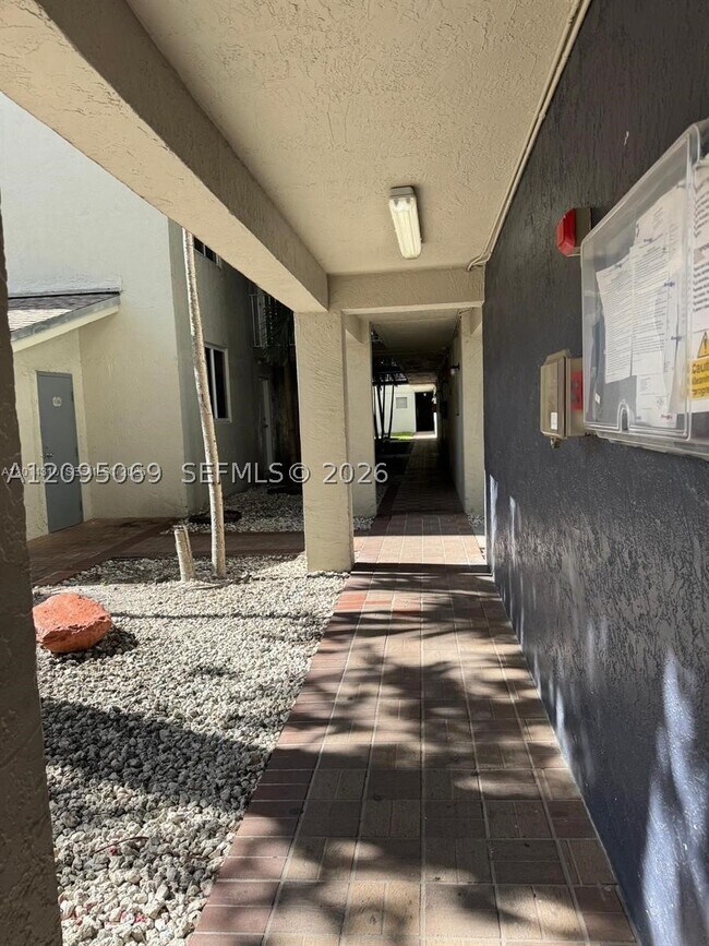 Building Photo - 10090 NW 80th Ct