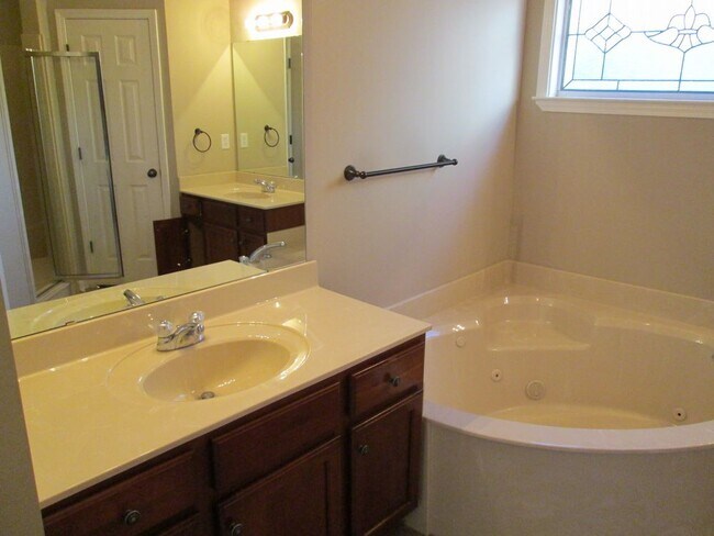 Building Photo - GREAT HOME IN GLEN LAKES