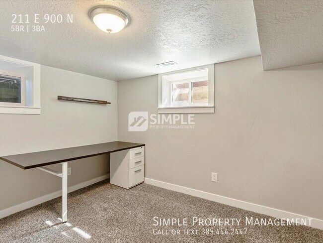 Building Photo - 211 900 N