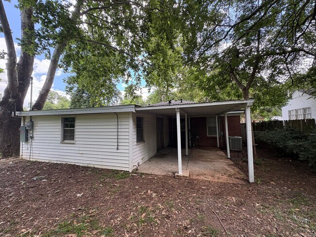 Building Photo - Beautiful 4 bedroom/1 bath with Central Air & Heat on Corner Lot