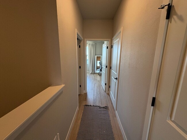Building Photo - Modern Townhome with STUNNING Views in West MHK