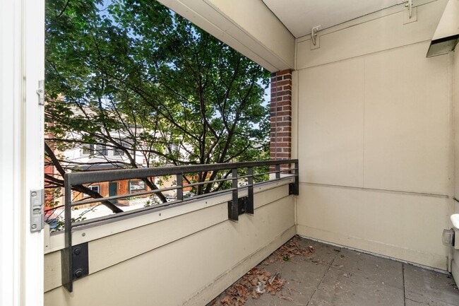 Building Photo - Spacious 1 Bedroom + Den in Canal Station ...