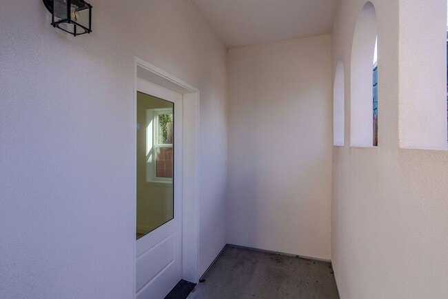 Building Photo - 621 W Glenoaks Blvd