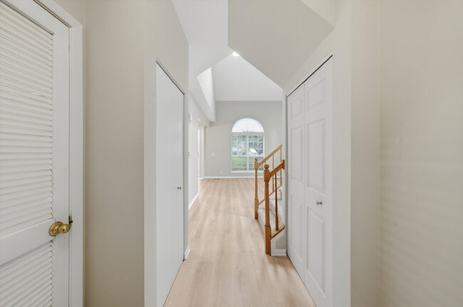 Building Photo - Beautifully Updated End-Unit Townhome