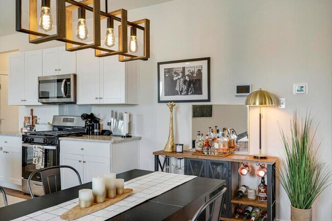 Building Photo - APPLEWOOD UNIT 1