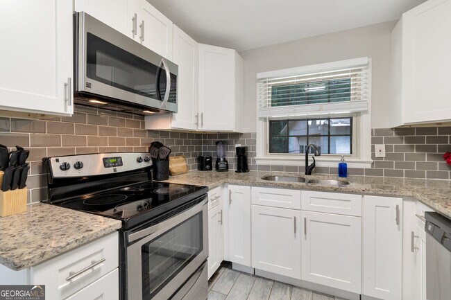 Building Photo - 240 Lake Dr