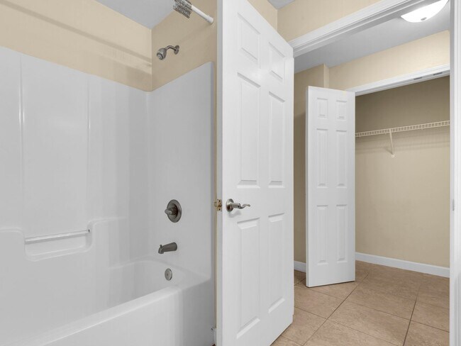 Building Photo - Beautiful 1 Bedroom Apartment in Fort Walton Beach!