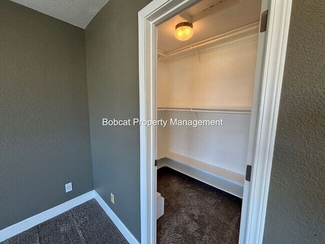 Building Photo - 1320 Thompson St