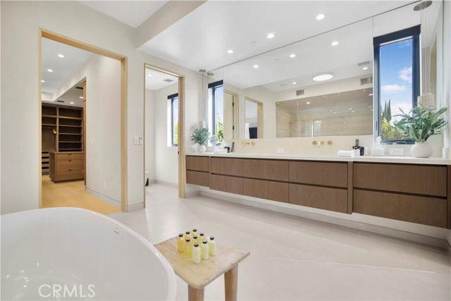 Building Photo - 5170 Amestoy Ave