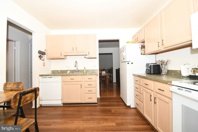 Building Photo - 7812 Briardale Terrace