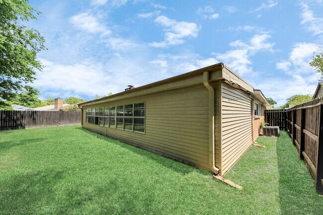 Building Photo - 10707 Shannon Hills Dr