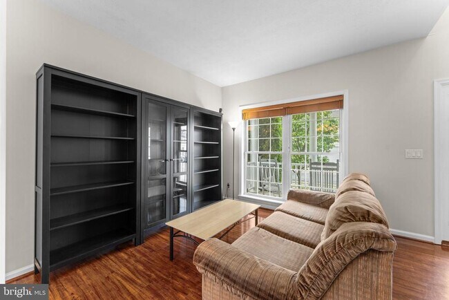 Building Photo - 10 Everglades Ln