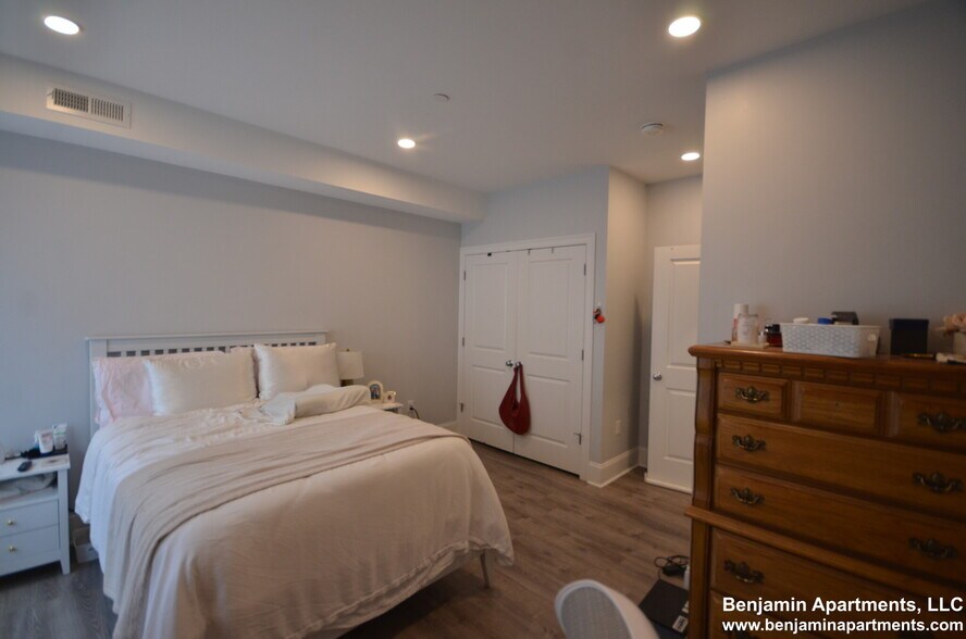 Building Photo - 120 Kenrick St