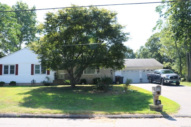 Building Photo - 6 Greenfield Dr