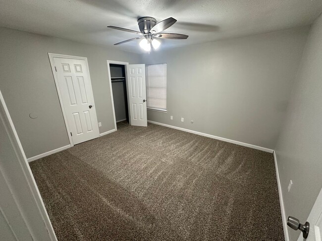 Building Photo - Move In Special! 2 bedroom 1.5 townhome