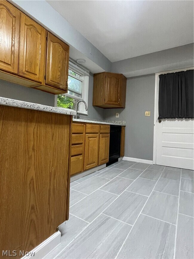 Building Photo - 1399 Barlow Rd