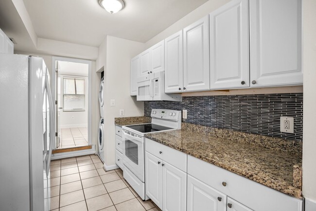 Building Photo - Cozy 2 BR 1.5 Ba Townhome by Patterson Park