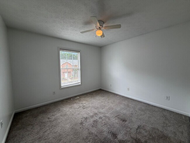 Building Photo - 1477 N Donahue Dr