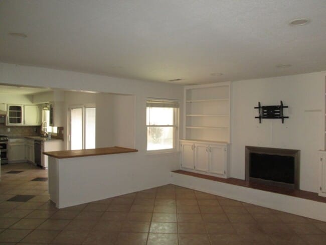 Building Photo - Desireable NE Heights