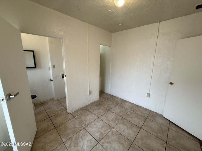 Building Photo - 204 E Palmdale St