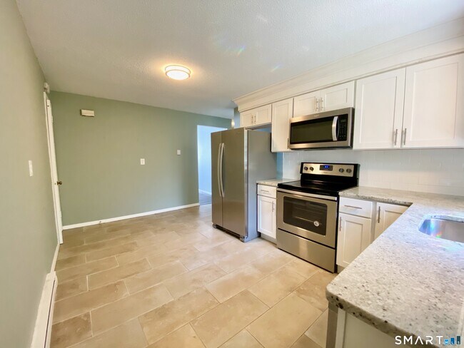 Building Photo - 24 College St