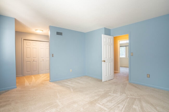 Building Photo - 10 Riverview