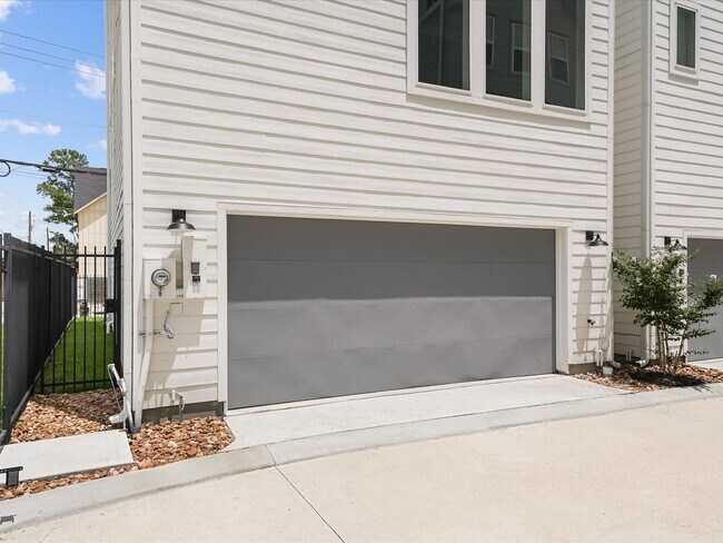 Building Photo - 3903 Pinemont Dr