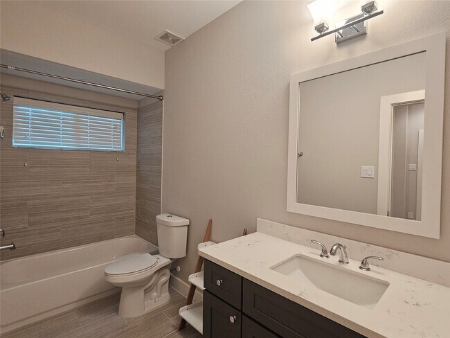 Building Photo - 2621 Hutchins St