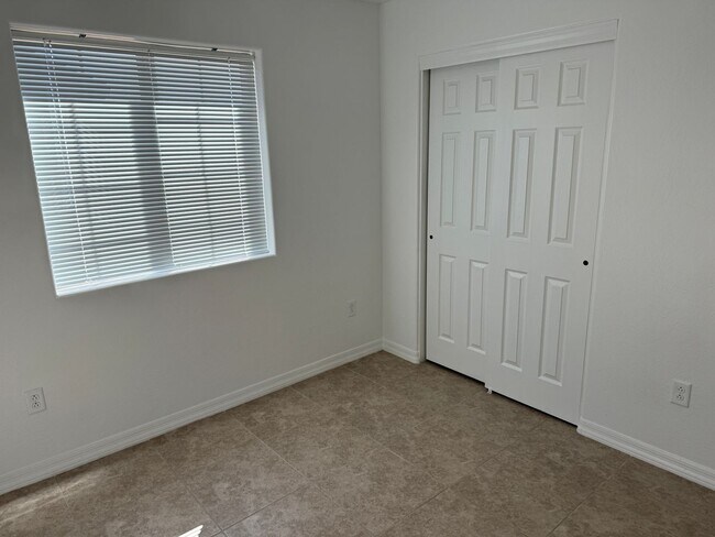 Building Photo - Newer 3 bedroom home with 2 car garage on ...