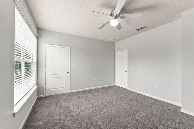 Building Photo - Absolutely Stunning 3 BR/2 BA/2 Car Garage Condo in gorgeous Gated New Tampa resort style community.