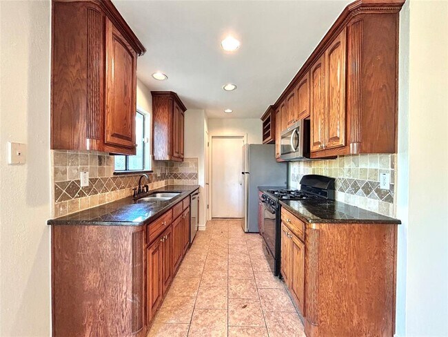 Building Photo - 902 Pyegrave Pl