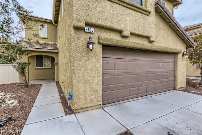 Building Photo - 2537 Begonia Valley Ave