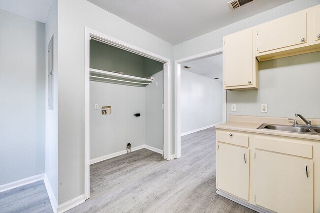 Building Photo - 803 Ash St Ext