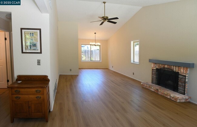 Building Photo - 555 Willow Ct