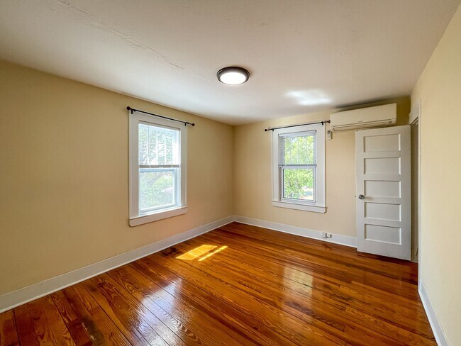 Building Photo - 10 Latta St