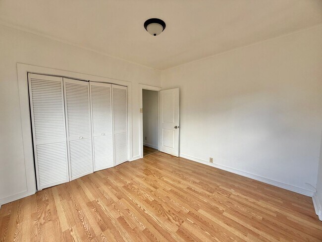 Building Photo - 3 Bedroom / 2 Bathroom Home with large yar...