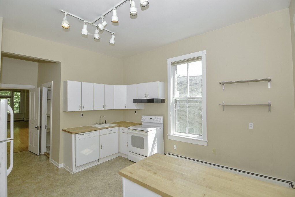 Building Photo - 1441 W Warner Ave