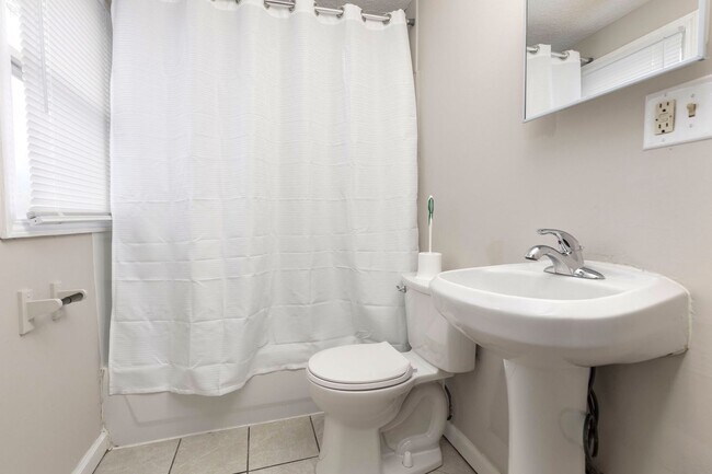 Building Photo - 726-728 W Saint Catherine Street