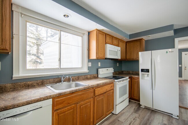 Building Photo - 6 Utica Ave