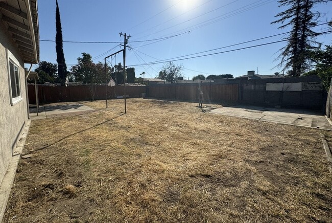 Building Photo - 4133 Kenmore Dr S